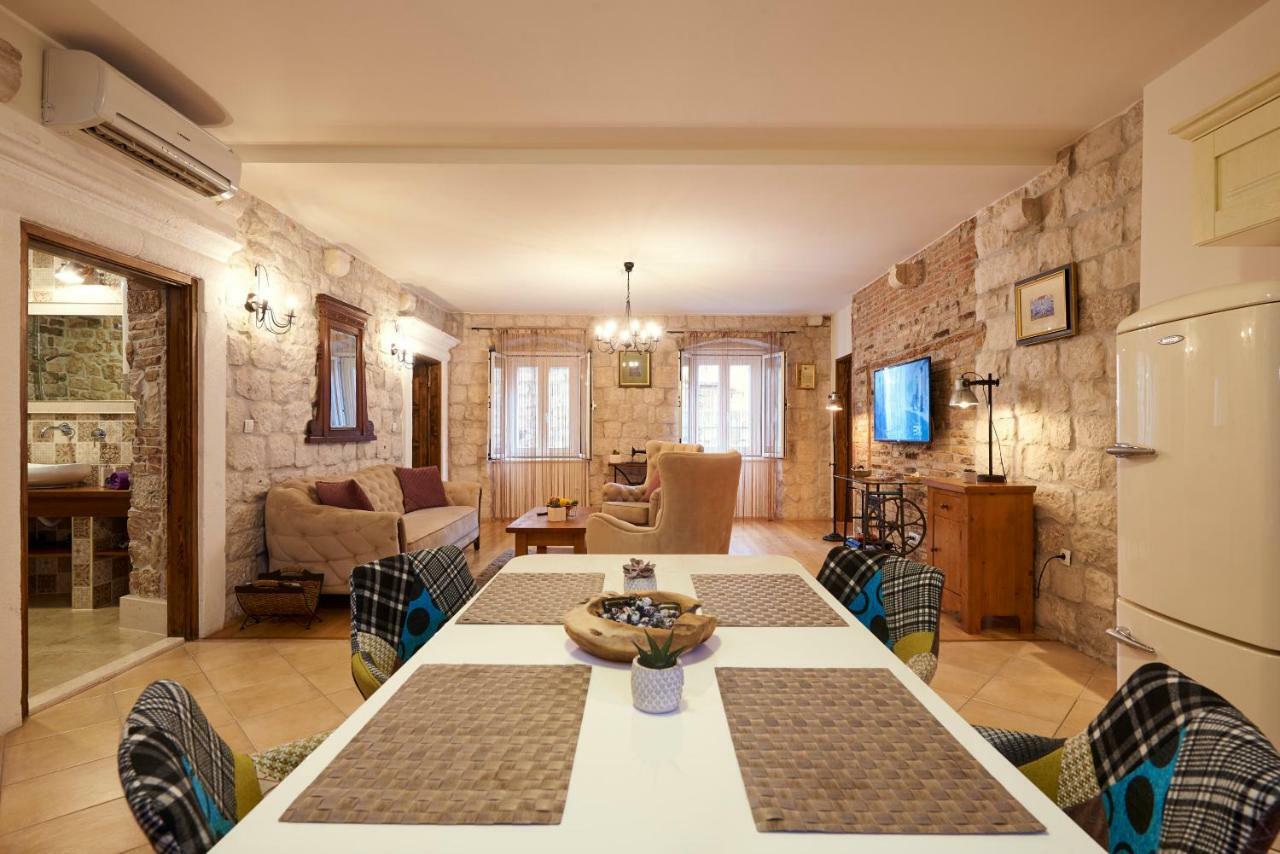 Apartment Capo Residence - Old Town - Parking Trogir Bagian luar foto