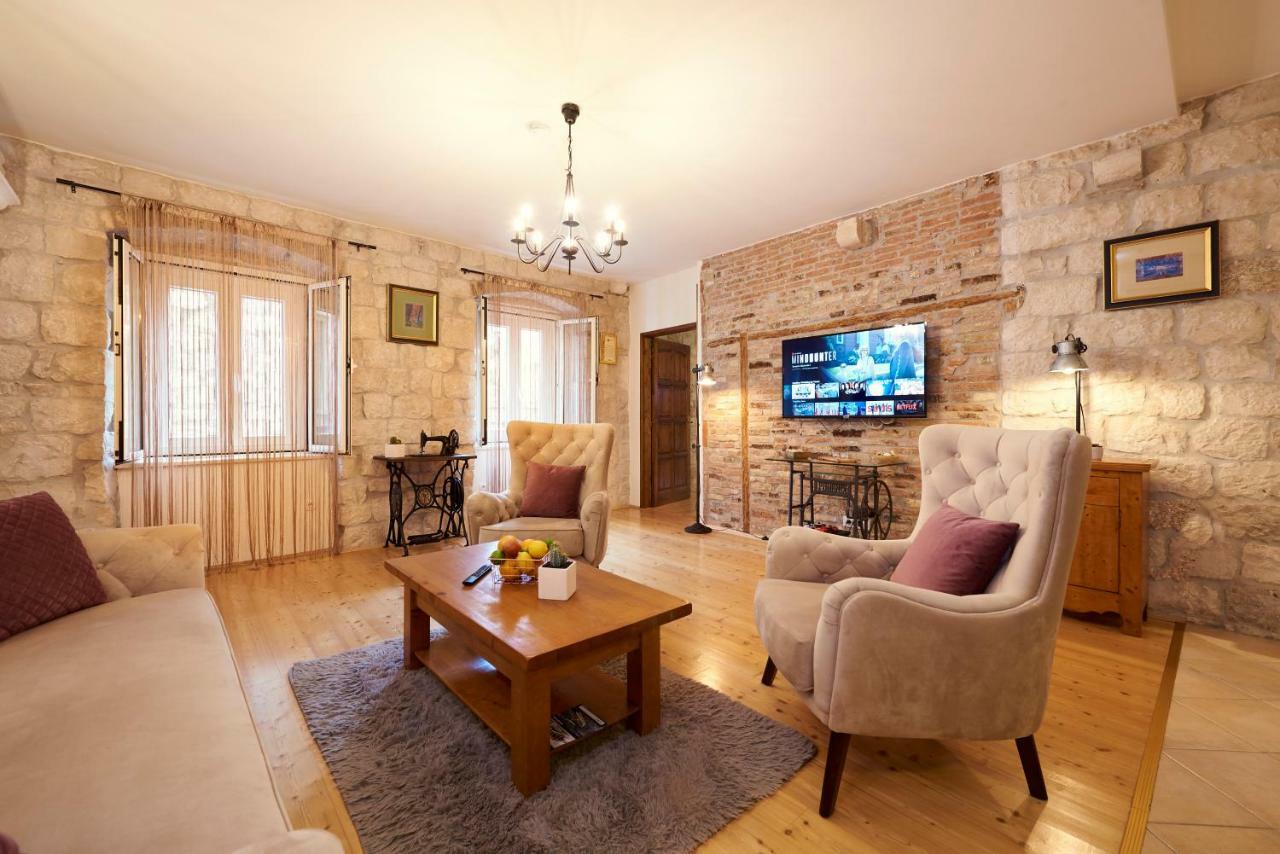 Apartment Capo Residence - Old Town - Parking Trogir Bagian luar foto