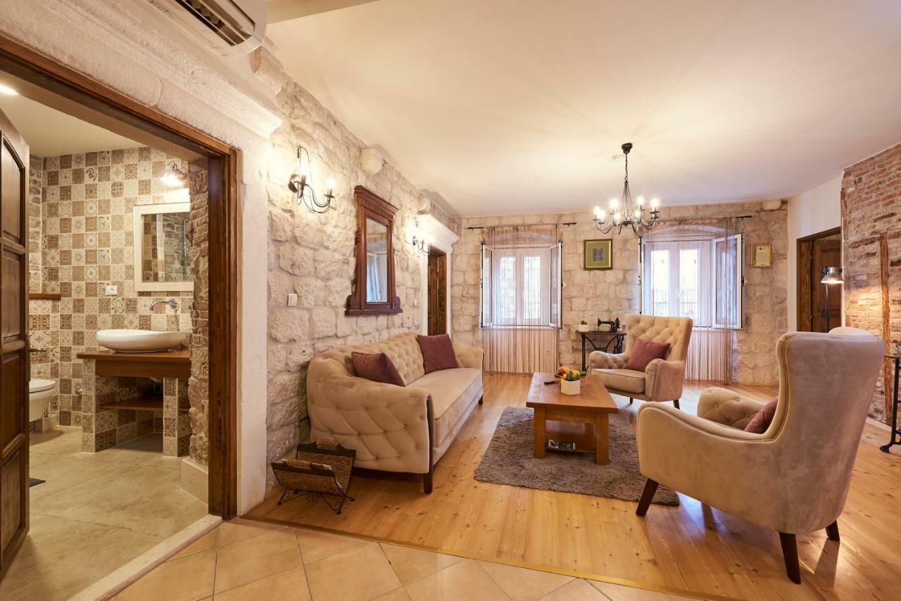 Apartment Capo Residence - Old Town - Parking Trogir Bagian luar foto