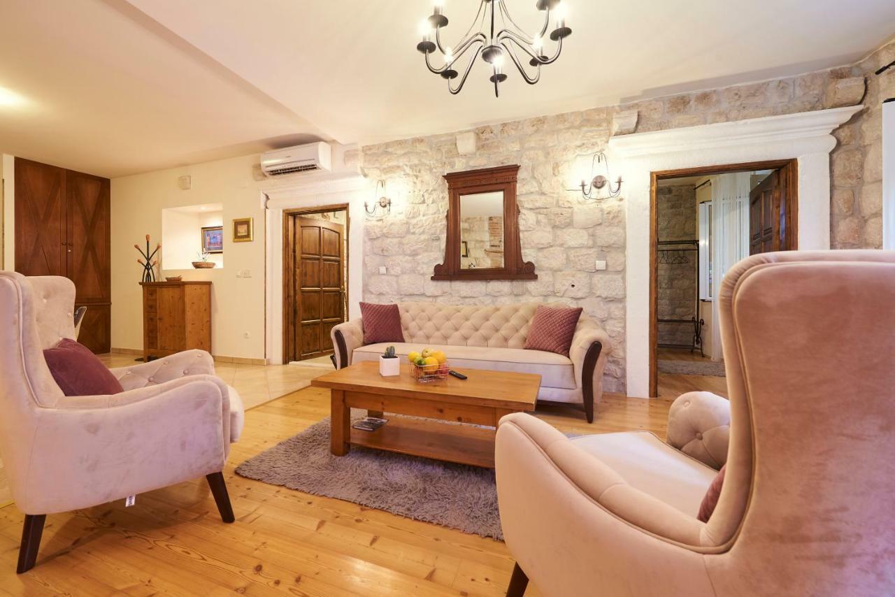 Apartment Capo Residence - Old Town - Parking Trogir Bagian luar foto