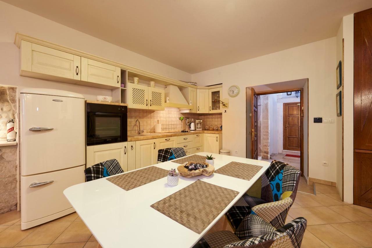 Apartment Capo Residence - Old Town - Parking Trogir Bagian luar foto