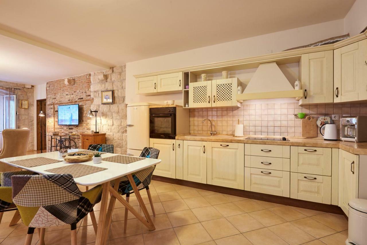 Apartment Capo Residence - Old Town - Parking Trogir Bagian luar foto