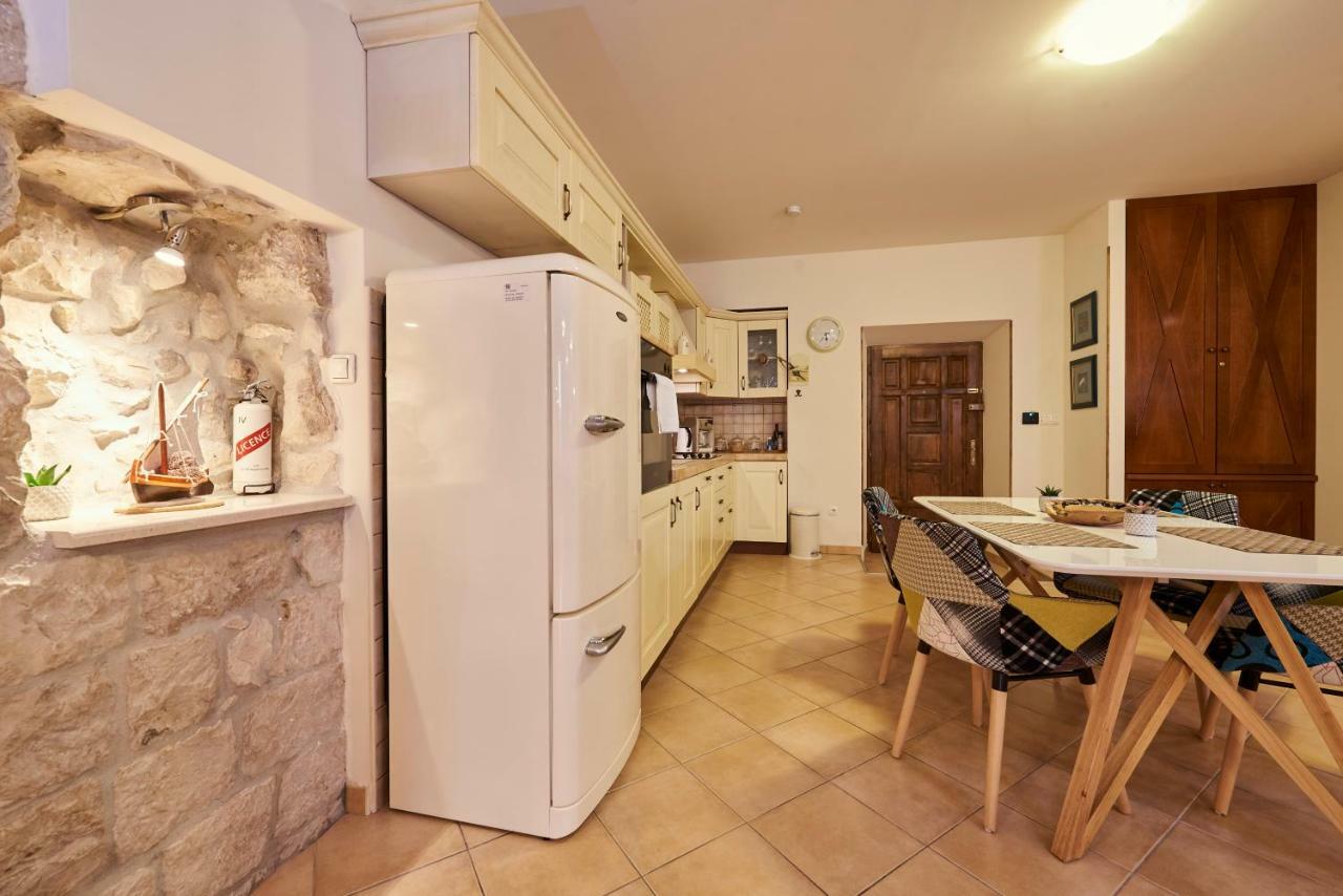 Apartment Capo Residence - Old Town - Parking Trogir Bagian luar foto