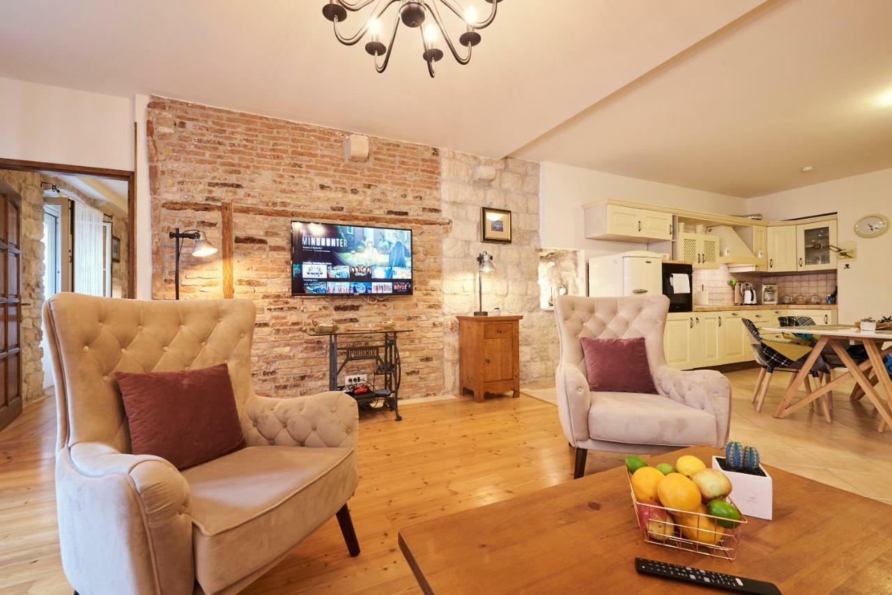 Apartment Capo Residence - Old Town - Parking Trogir Bagian luar foto