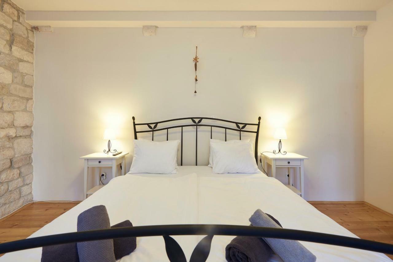 Apartment Capo Residence - Old Town - Parking Trogir Bagian luar foto