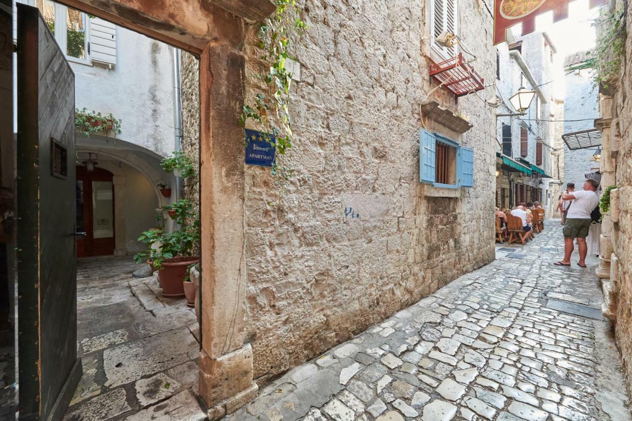 Apartment Capo Residence - Old Town - Parking Trogir Bagian luar foto