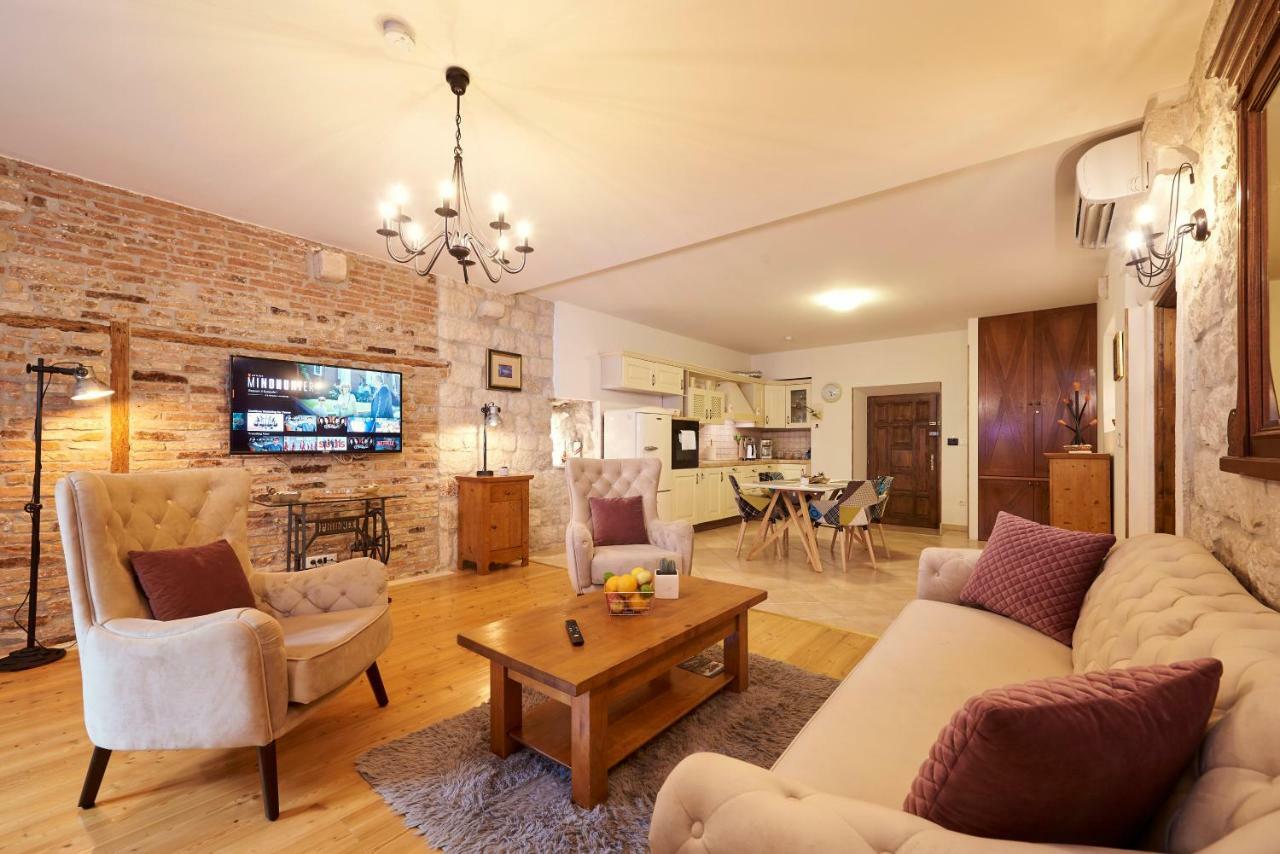 Apartment Capo Residence - Old Town - Parking Trogir Bagian luar foto