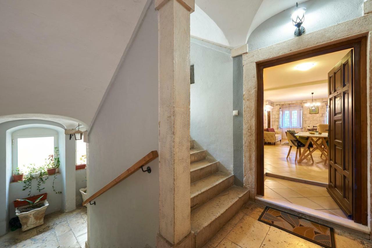 Apartment Capo Residence - Old Town - Parking Trogir Bagian luar foto